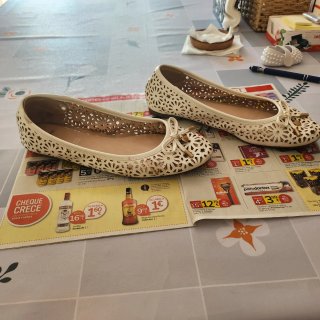 Bailarinas caladas troqueladas Bata T.38