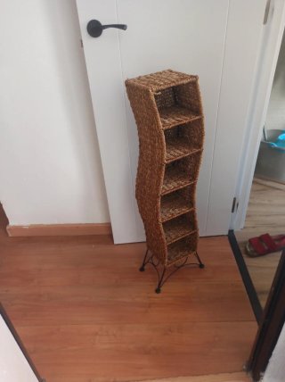 Estantería de pie de mimbre