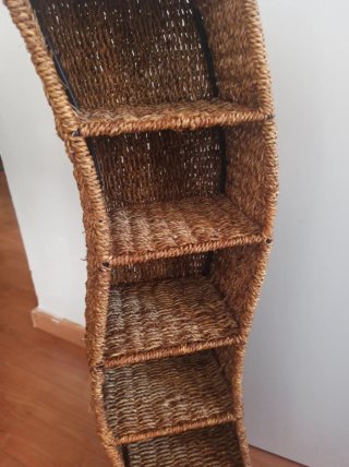 Estantería de pie de mimbre