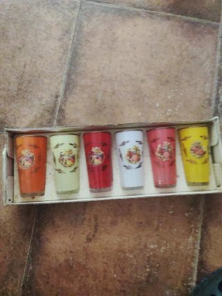 Set di 6 bicchieri antichi decorati con scene romantiche