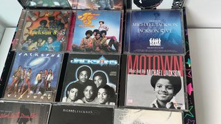 Lote 16 CDs Michael Jackson. Perfil solidario