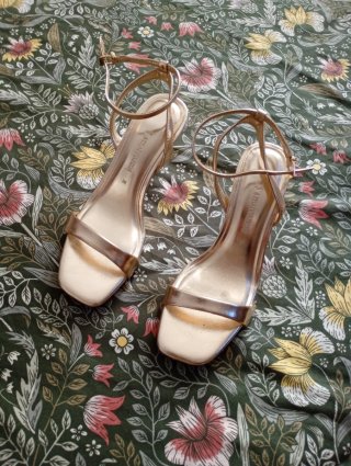 Sandalias de Tacón Stradivarius Doradas Talla 36