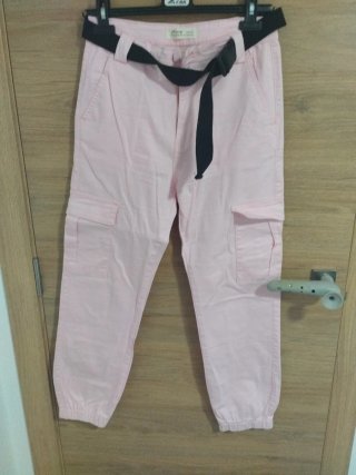 Pantalón cargo rosa con cinturón negro