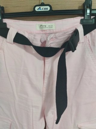 Pantalón cargo rosa con cinturón negro