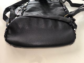Mochila mini lentejuelas negra y plateada