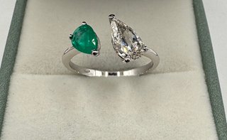 Anillo de oro de 18 kt con diamante y esmeralda