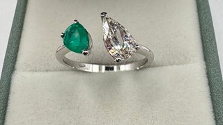 Anillo de oro de 18 kt con diamante y esmeralda