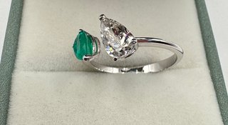 Anillo de oro de 18 kt con diamante y esmeralda