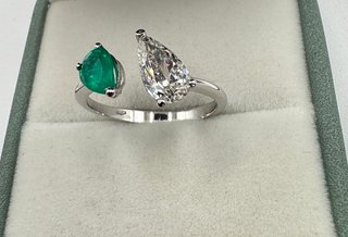 Anillo de oro de 18 kt con diamante y esmeralda
