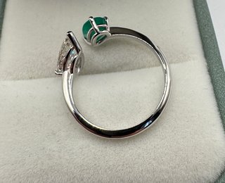 Anillo de oro de 18 kt con diamante y esmeralda