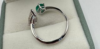 Anillo de oro de 18 kt con diamante y esmeralda