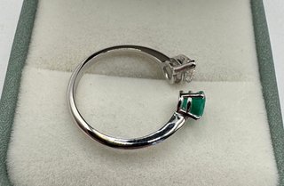 Anillo de oro de 18 kt con diamante y esmeralda