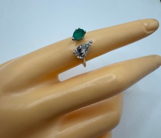 Anillo de oro de 18 kt con diamante y esmeralda