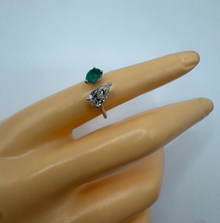 Anillo de oro de 18 kt con diamante y esmeralda