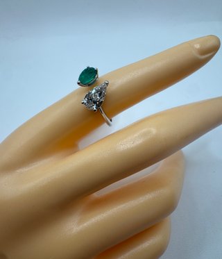 Anillo de oro de 18 kt con diamante y esmeralda
