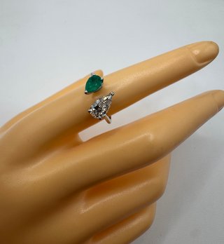 Anillo de oro de 18 kt con diamante y esmeralda