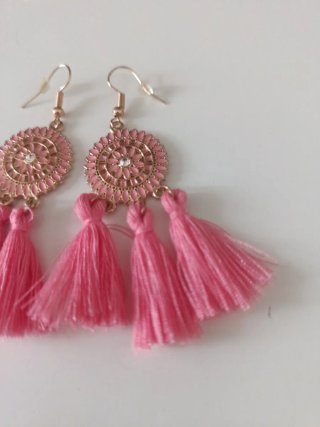 Pendientes largos dorados con borlas rosas
