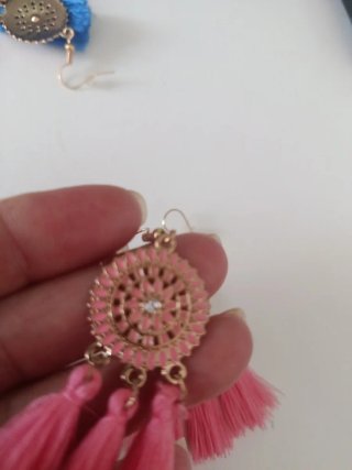 Pendientes largos dorados con borlas rosas