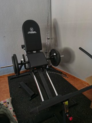 Máquina de piernas Titanium Strength LPC