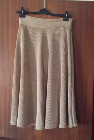 Gonna midi beige a coste svasata