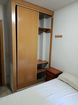 Se alquila habitacion para una sola persona