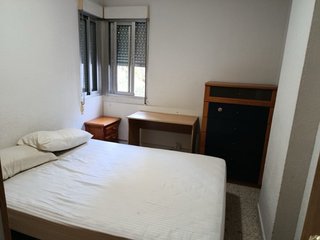 Se alquila habitacion para una sola persona