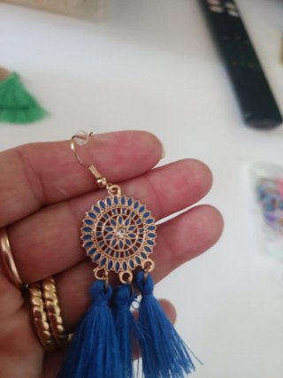 Pendientes largos dorados con borlas azules
