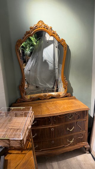 Cómoda de dormitorio con espejo