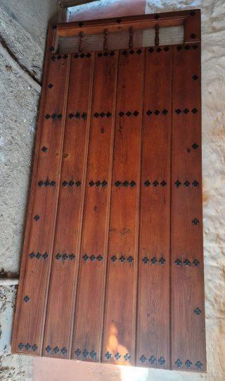 Puerta de Madera Maciza Estilo Rústico.