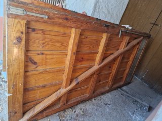 Puerta de Madera Maciza Estilo Rústico.