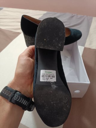 Zapatos tacón El Corte Inglés negro con brillis.