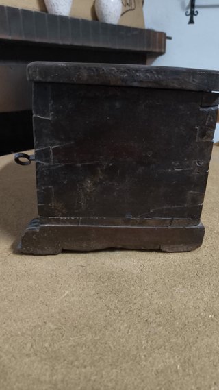 Cofre antiguo de madera y metal