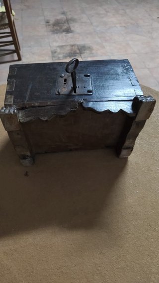 Cofre antiguo de madera y metal