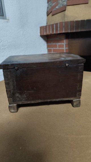 Cofre antiguo de madera y metal
