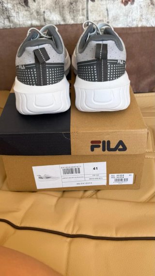 Zapatillas Fila Gris y Blanco