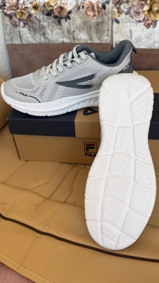 Zapatillas Fila Gris y Blanco
