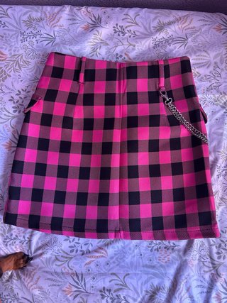 Falda de cuadros negra y rosa Bershka con cadena