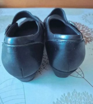 Zapatos negros de vestir con tira