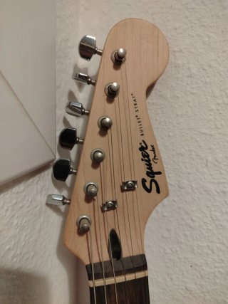 Guitarra Eléctrica Squier Strat Roja