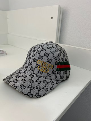 Gorra Gucci  y burberry