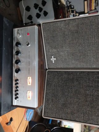 Amplificador componentes sin marca y altavoces
