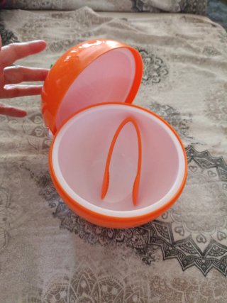 Bol de hielo naranja con pinzas