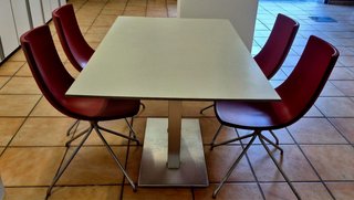 Juego 4 sillas rojas y mesa comedor