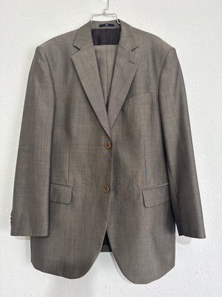 Traje de vestir gris caramelo