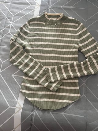 Camiseta Stradivarius Verde y Crudo Talla S