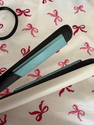 Plancha de pelo blanca y turquesa