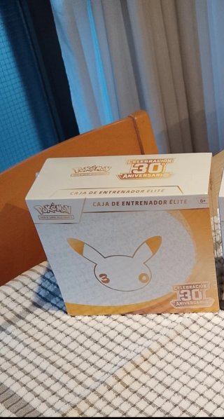 Caja Entrenador Élite Pokémon 30 Aniversario