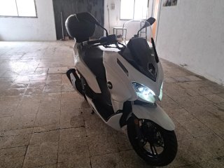 Scooter MTX 125 (2025) con Casco Stinger