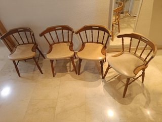 Conjunto de Mesa Redonda y 4 Sillas de Madera