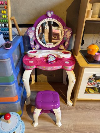 Tocador infantil rosa con espejo